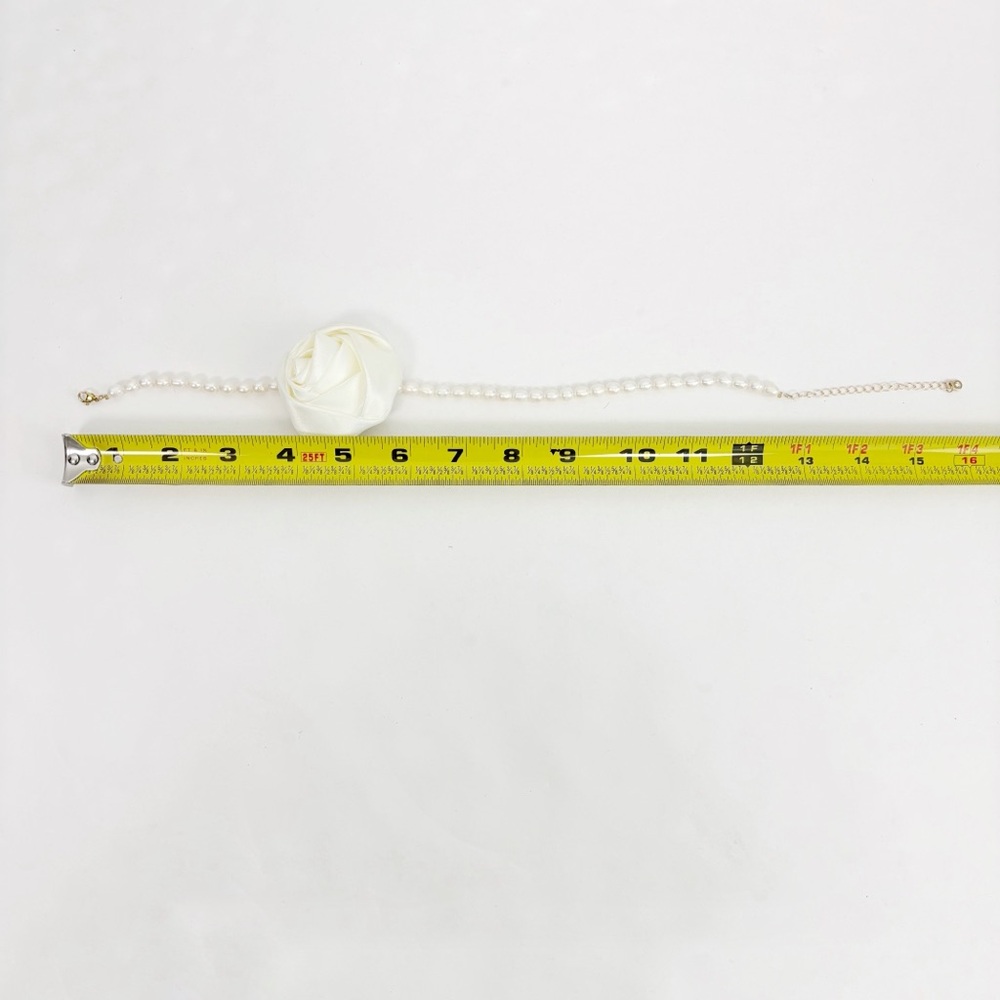 Casa Clara Ava Flower Choker in Ivory - Picture 3 of 3